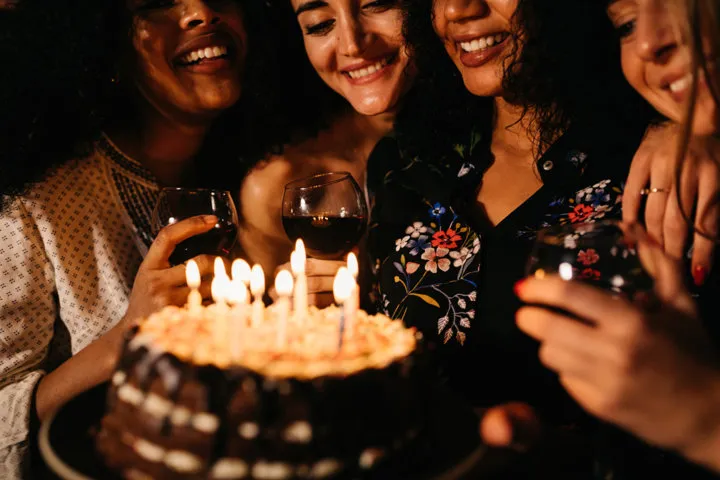 Festa di compleanno con torta e gente che balla