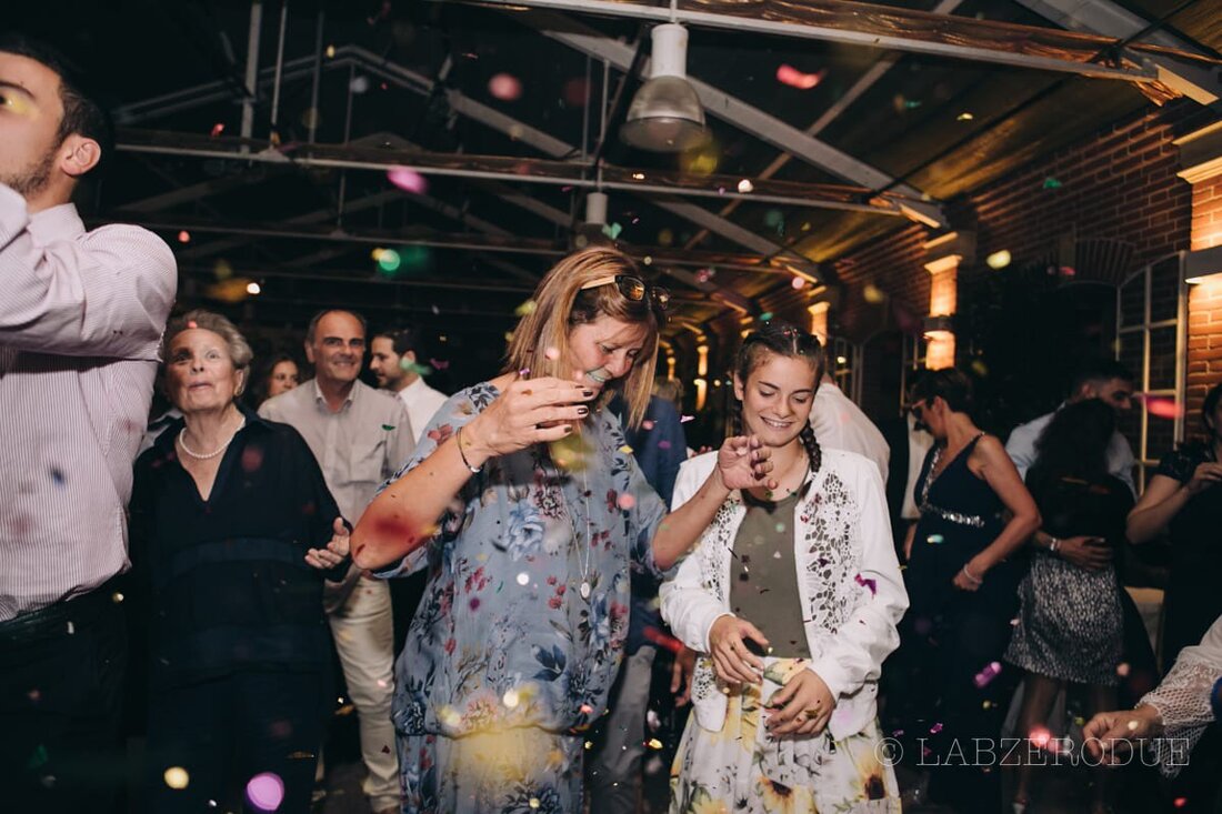 Festa privata con amici che ballano