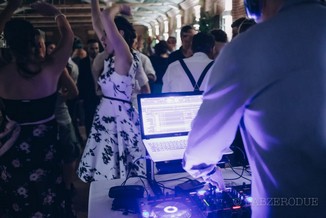 Serata in un locale con console DJ