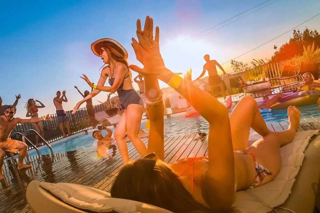 Pool party al tramonto con DJ